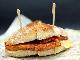 Pollo empananado o a la plancha y queso