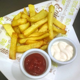 patatas fritas con salsa